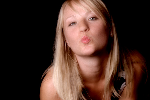 What percentage of women say a kiss on the first date is no biggie?